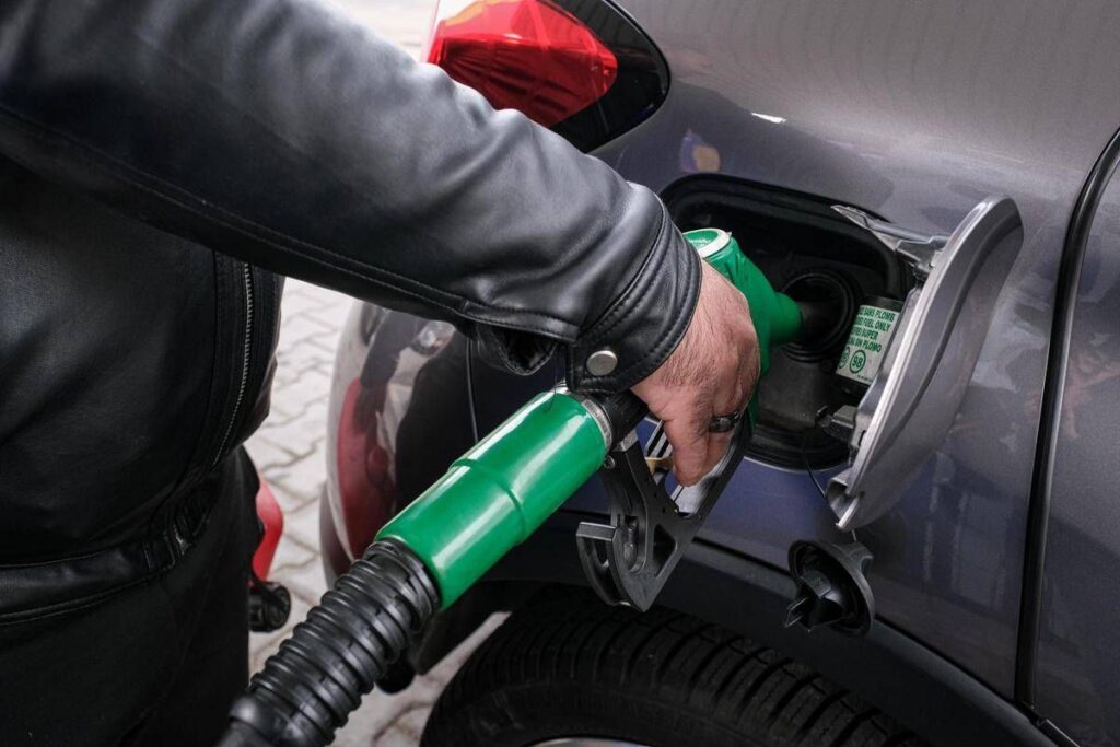 Carburanti, Mimit: ancora ribassi per benzina e diesel. Ma i consumatori: “Prezzi veloci a salire e lenti a calare”