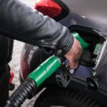 Carburanti, Mimit: ancora ribassi per benzina e diesel. Ma i consumatori: “Prezzi veloci a salire e lenti a calare”