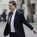 Caso Epstein, terremoto nel governo Starmer: silurato il massimo funzionario del Foreign Office dopo rivelazioni su Mandelson