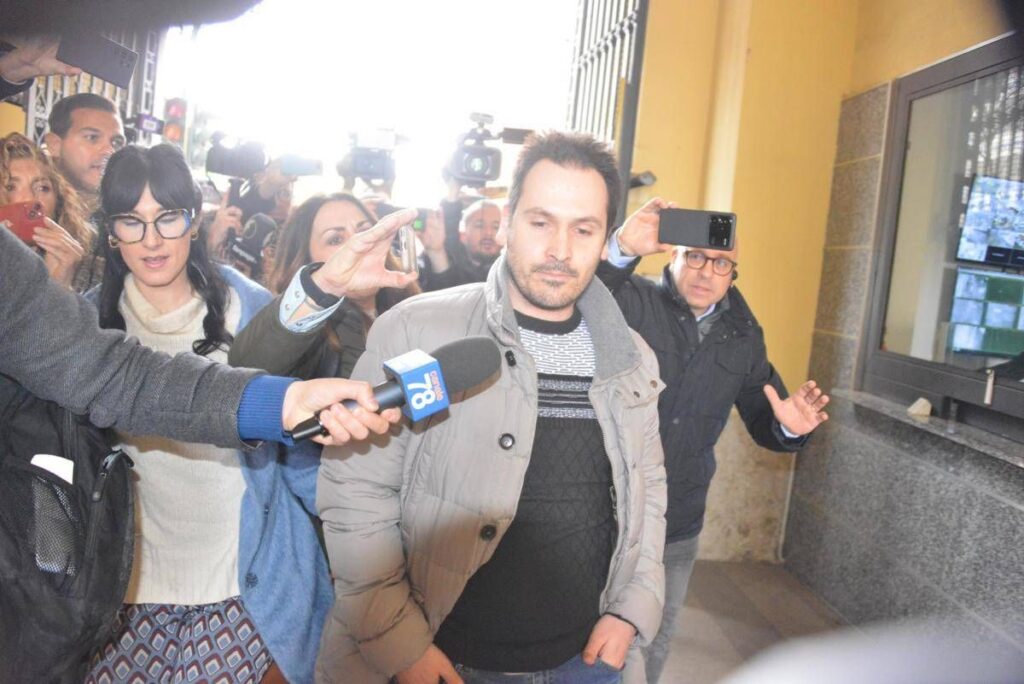 Caso Garlasco, difesa Sempio: “Suo piede incompatibile con impronte killer, no confessione in soliloqui”