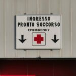 Chieti, difende il figlio durante una lite e viene colpito con un pugno: 50enne in coma