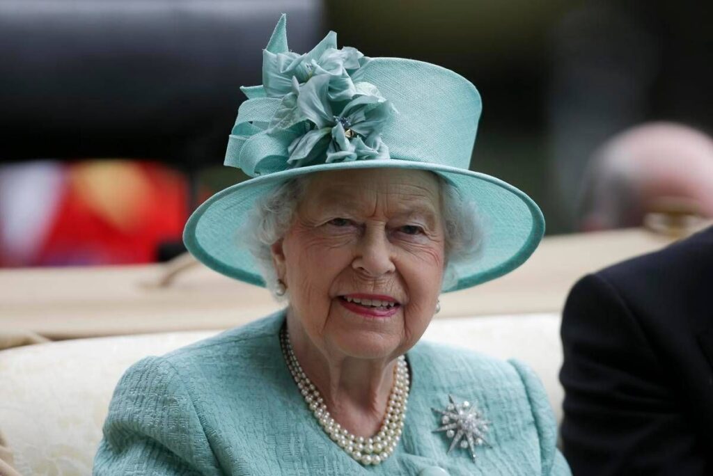 Elisabetta II e la passione per canto, quella volta in cui si esibì sulle note di ‘Dancing Queen’ degli Abba