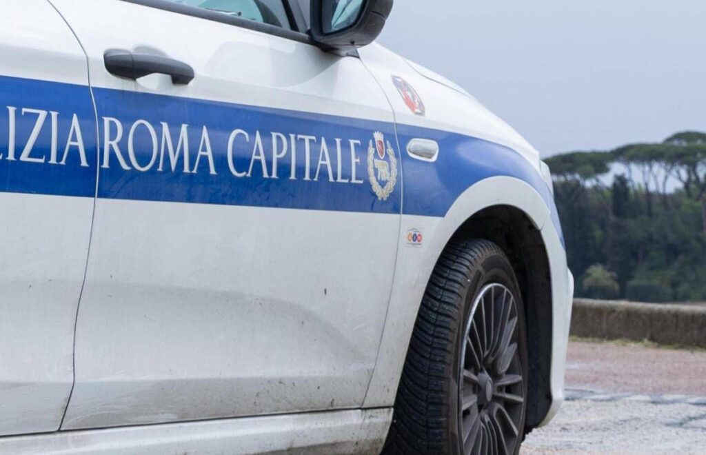 Follia nella notte in un campo rom di Roma, baracche a fuoco dopo una lite tra famiglie