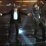 Gianni Morandi show a Milano, a sorpresa arriva Tredici Pietro: il duetto dopo Sanremo