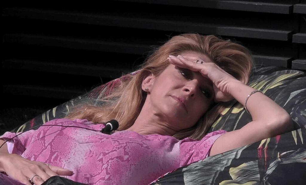 Grande Fratello Vip, Adriana Volpe ha lasciato momentaneamente la Casa: cosa è successo
