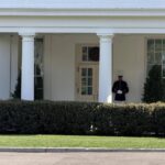 Il giallo del ricovero di Trump, il presidente Usa lontano dall’occhio pubblico: “Al lavoro per gli americani”