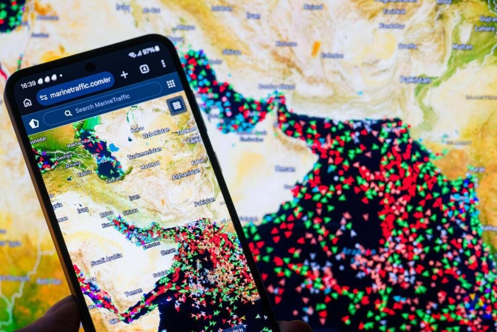 Iran, Hormuz riapre ma restano tensioni. Trump: “Negozieremo durante il fine settimana”