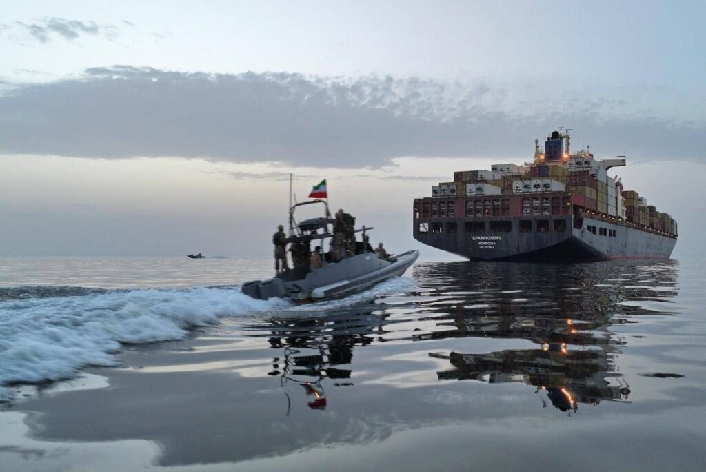 Iran-Usa, alta tensione nello Stretto di Hormuz. Teheran: “Violata la tregua”