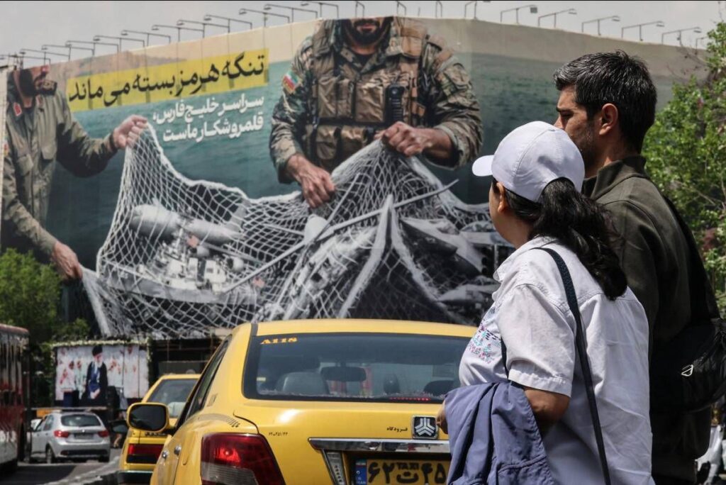 Iran, continua blocco navale a Hormuz: Usa ordinano a 31 navi di invertire la rotta. Pentagono: via il Segretario alla Marina Phelan – Diretta