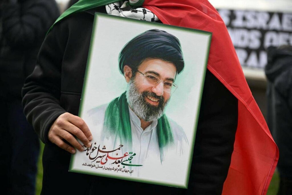 Iran, media: “Mojtaba Khamenei sfigurato ma vigile, partecipa a riunioni e prende decisioni”
