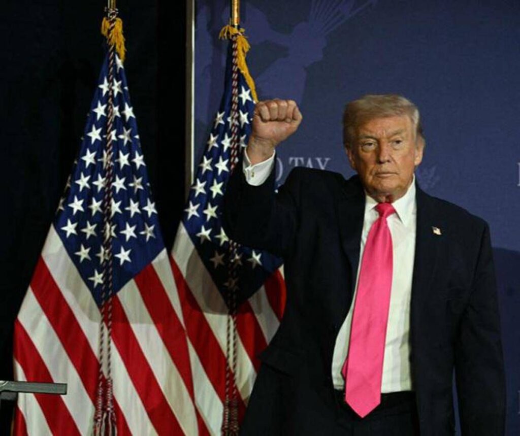 Iran riapre Hormuz, Trump mantiene il blocco navale: “Ci prendiamo l’uranio”. Teheran smentisce