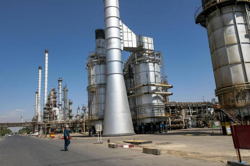 Iran ‘sommerso’ dal petrolio, Teheran sfrutta serbatoi abbandonati e container improvvisati