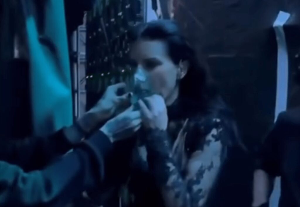 Laura Pausini si sente male, ferma il concerto e si fa portare l’ossigeno sul palco