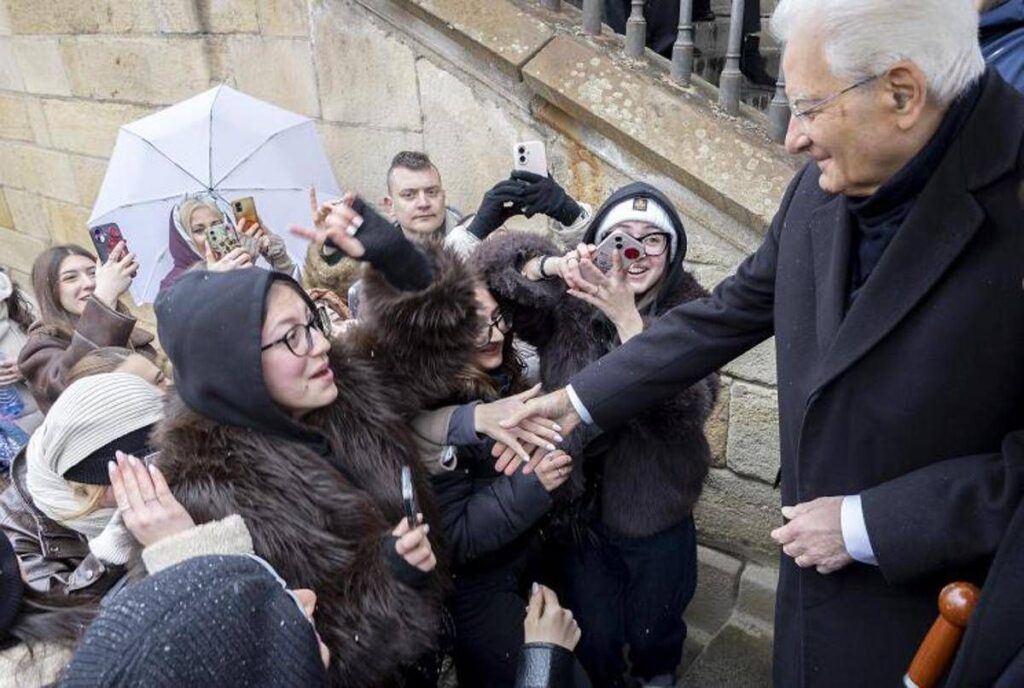 Mattarella a Praga, i ragazzi entusiasti lo salutano con l’Inno di Mameli