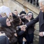 Mattarella a Praga, i ragazzi entusiasti lo salutano con l’Inno di Mameli