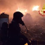 Milano, maxi incendio in un’azienda di smaltimento di rifiuti a Bollate