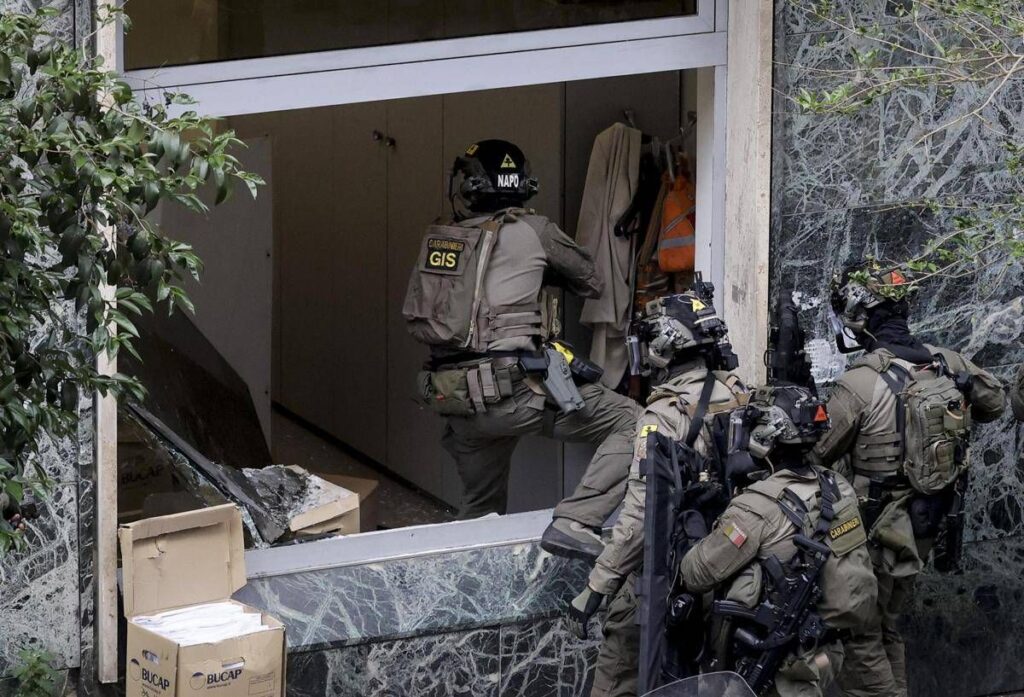 Napoli, rapina con 25 ostaggi: investigatori ricostruiscono via di fuga e arrivo dei banditi