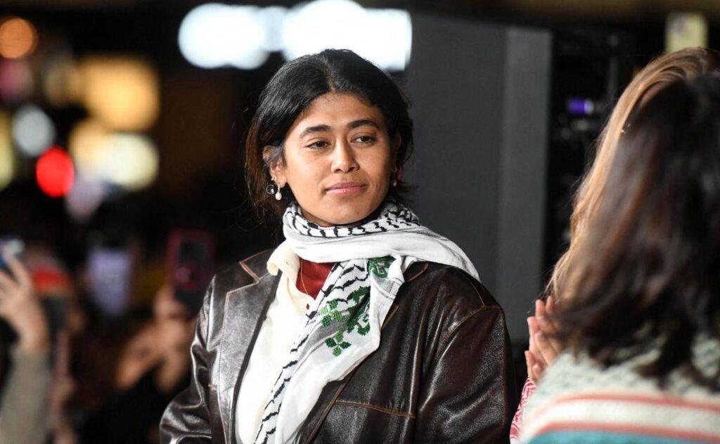 Parigi, l’eurodeputata Rima Hassan è stata fermata per apologia del terrorismo