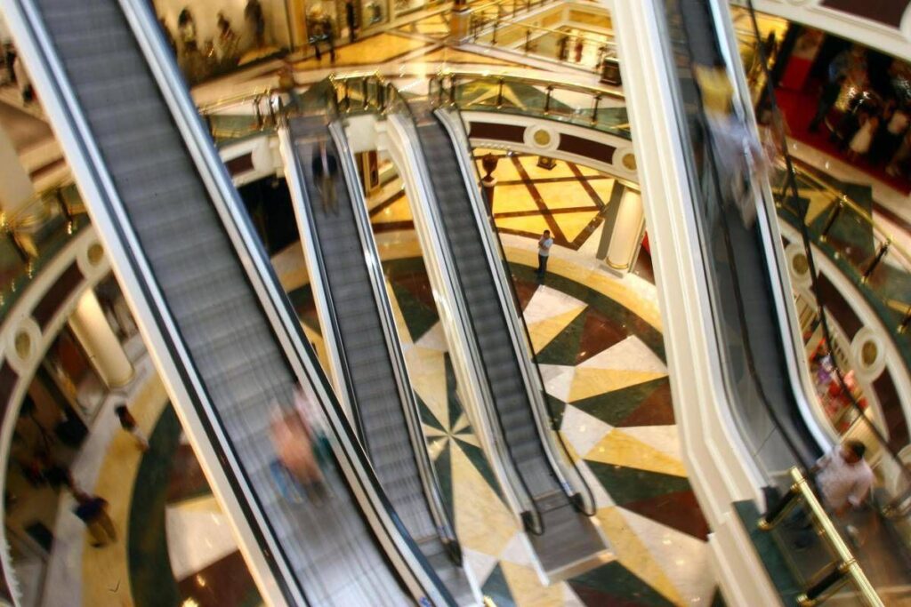 Roma, rapina in gioielleria del centro commerciale Euroma2: irruzione con picconi e fumogeni