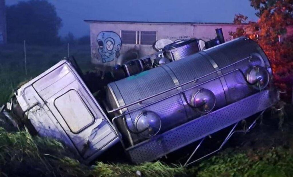 Scontro tra autocarro e macchina nel Modenese: 3 morti