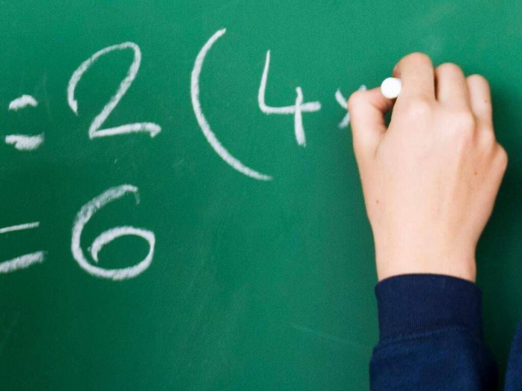 Scuola, 143 euro di aumento ai prof. Valditara: “Risultato storico”