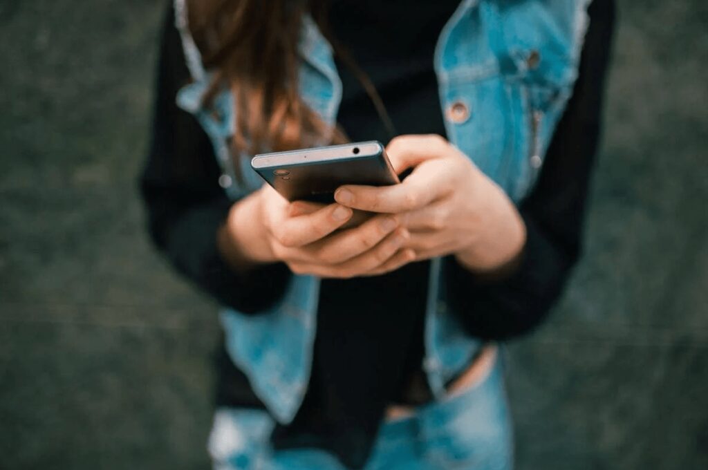 Social vietati agli under 15, la svolta della Grecia: “Serve una maggiore età digitale in Ue”