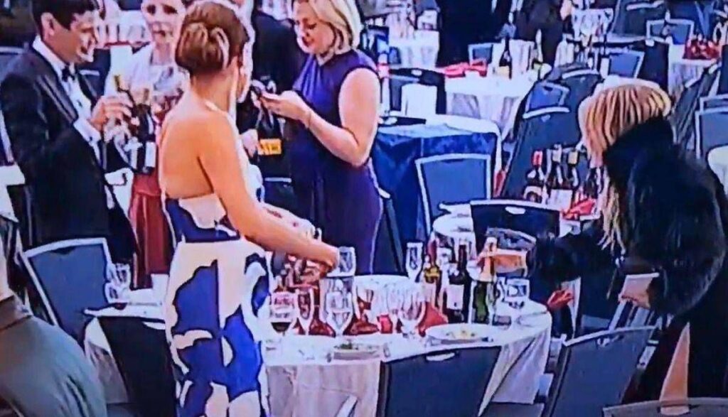 Spari alla cena con Trump, il ‘furto’ di vino dopo l’attentato diventa virale