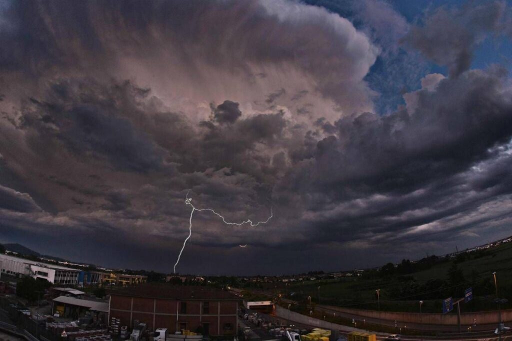 Temporali e grandine al Nord: allerta arancione in Lombardia, gialla in 8 regioni
