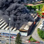 Torino, maxi incendio a Beinasco: evacuate case vicine. Sindaco: “Tenete chiuse le finestre”