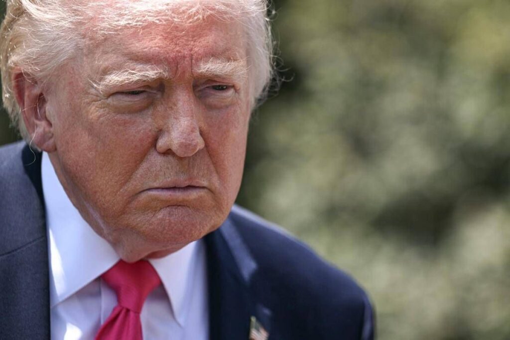 Trump: “Iran al collasso finanziario, vuole Hormuz aperto ma così accordo impossibile”