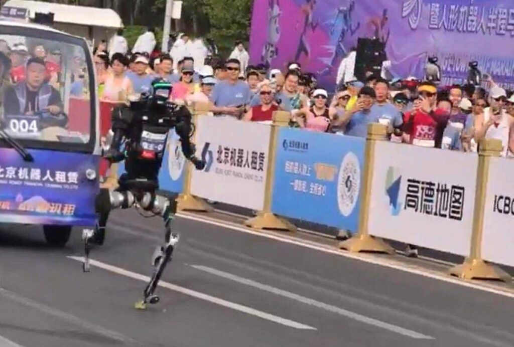 Un robot batte gli uomini (con record assurdo) nella mezza maratona di Pechino – Il video