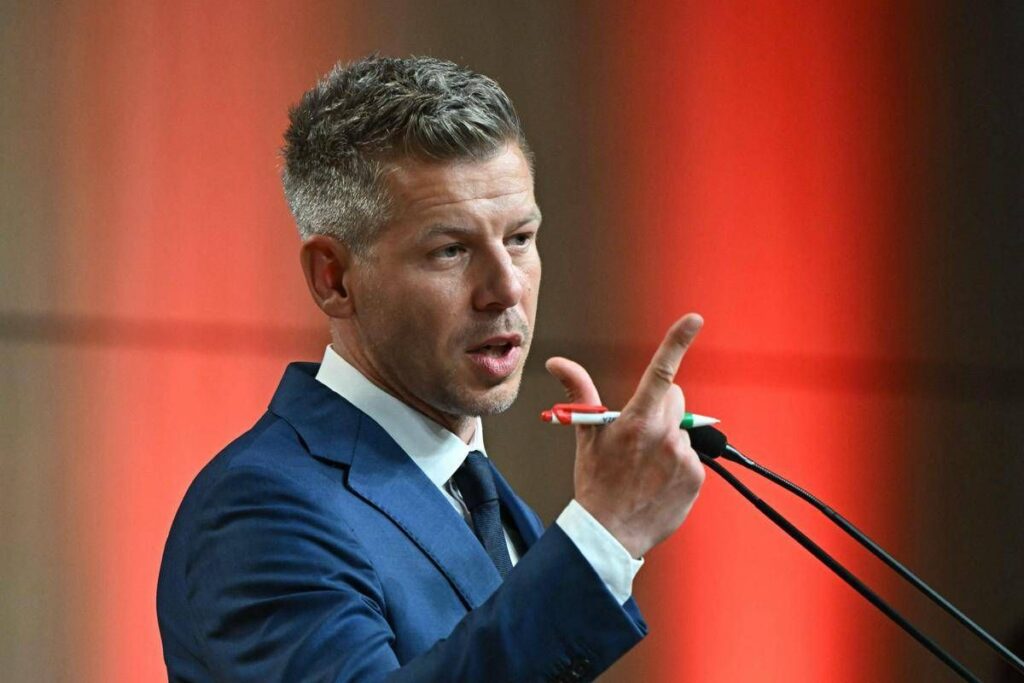 Ungheria, Magyar al lavoro per evitare il ritorno di Orban: “Solo due mandati per il premier”