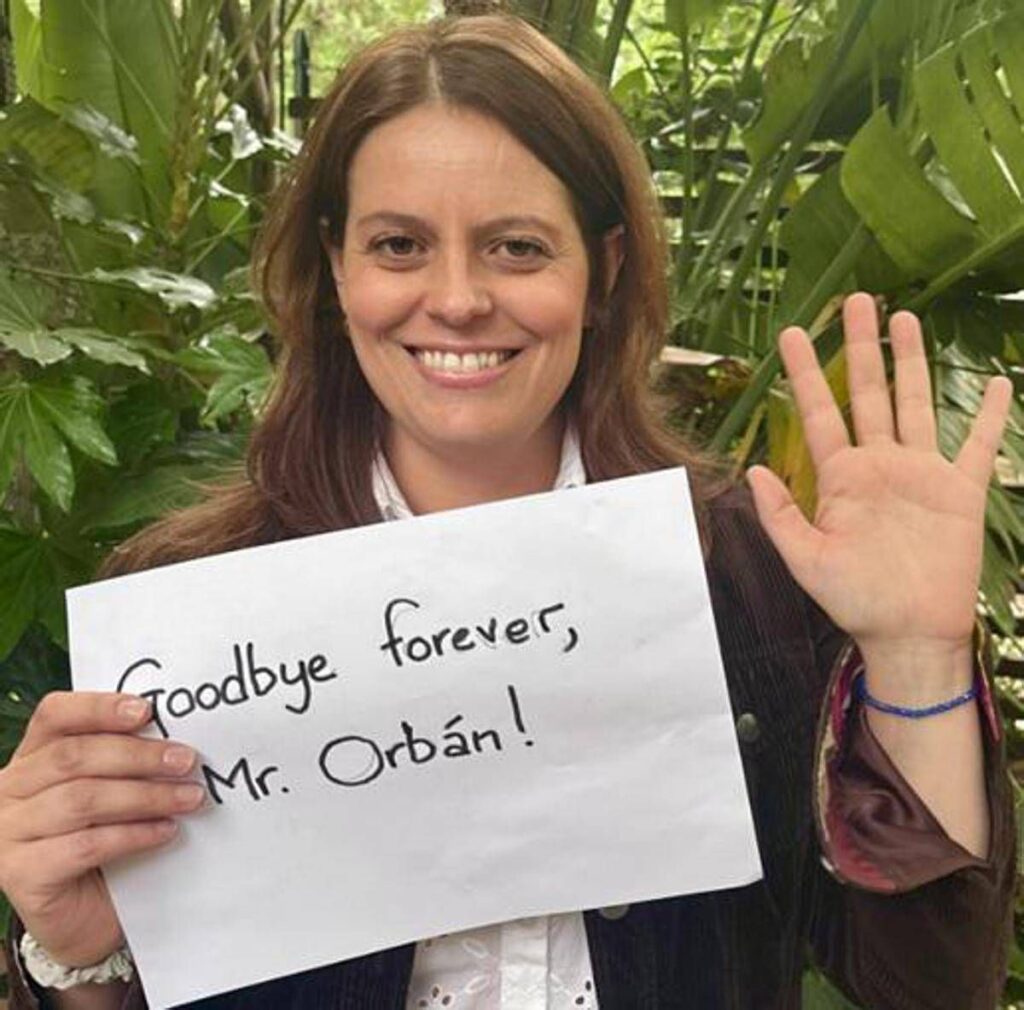 Ungheria, Orban perde le elezioni e Ilaria Salis festeggia: “Addio”