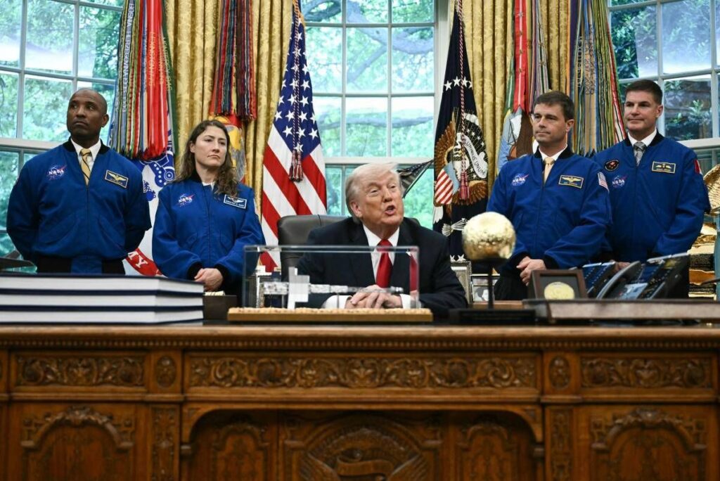 Usa-Iran, Trump: “Avanti tutta con blocco navale”. Teheran: “Vuole strangolarci”