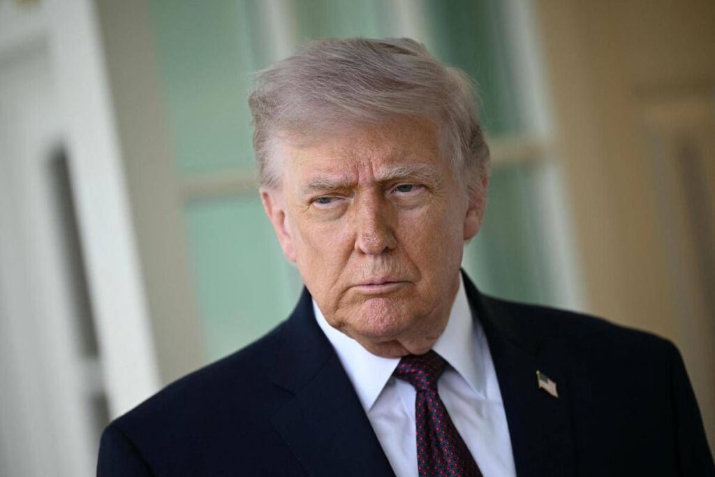 Usa-Iran, braccio di ferro nello Stretto di Hormuz. Trump: “Teheran vuole un accordo”