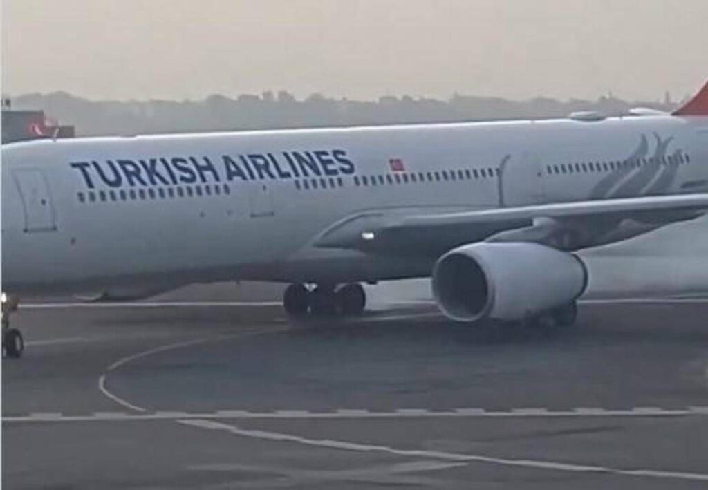 Aereo prende fuoco dopo atterraggio a Kathmandu in Nepal