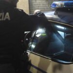 Aggredito e accoltellato in piazza a Prato: 23enne in fin di vita. Fermati due uomini