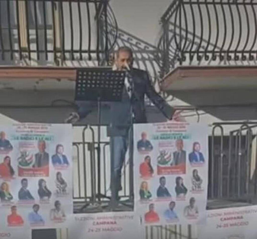 Amministrative, candidato sindaco del cosentino sale sul palco vestito da Pinocchio