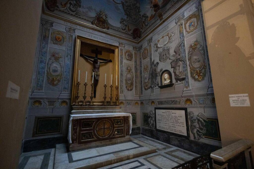 Angelo di San Lorenzo in Lucina, nuove polemiche: ora somiglia a Marina Berlusconi?