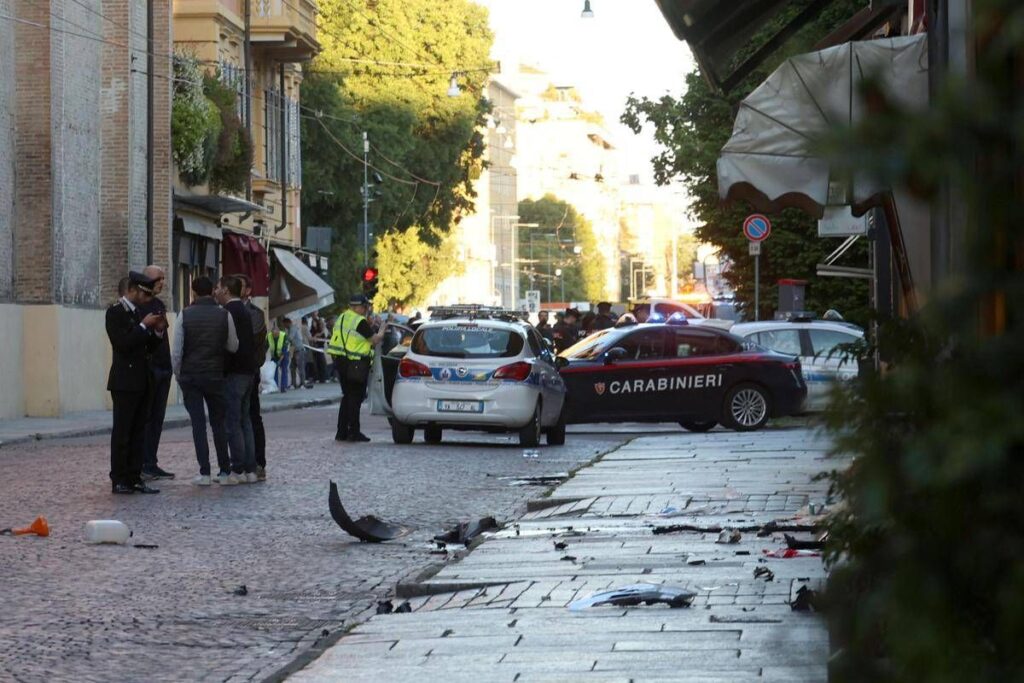 Auto sulla folla a Modena, gravi ma stabili le condizioni di quattro feriti