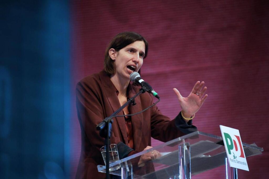 Consigliera Lega evoca i fatti di Modena al comizio Pd, sospesa dal partito. Meloni: “Solidarietà a Schlein”