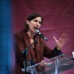 Consigliera Lega evoca i fatti di Modena al comizio Pd, sospesa dal partito. Meloni: “Solidarietà a Schlein”