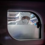 Covid in Francia, impennata di casi con febbre alta e forti emicranie: i nuovi sintomi