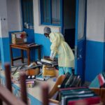 Ebola, ministero della Salute attiva sorveglianza personale organizzazioni da Congo e Uganda: “Compagnie aeree segnalino casi sospetti a bordo”