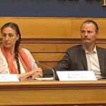 Famiglia nel bosco, il bollettino: “Bambina ricoverata in miglioramento”