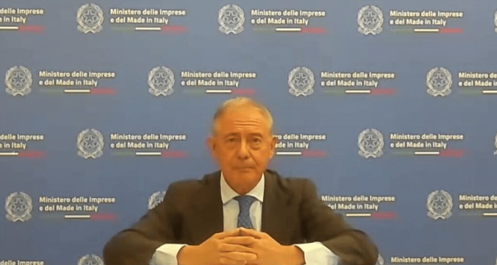 Farmaceutica, Urso: “Modello di politica industriale per vincere sfida innovazione”