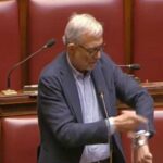Giachetti si ammanetta al banco della Camera: “Io in Aula finché maggioranza non sblocca Vigilanza Rai”