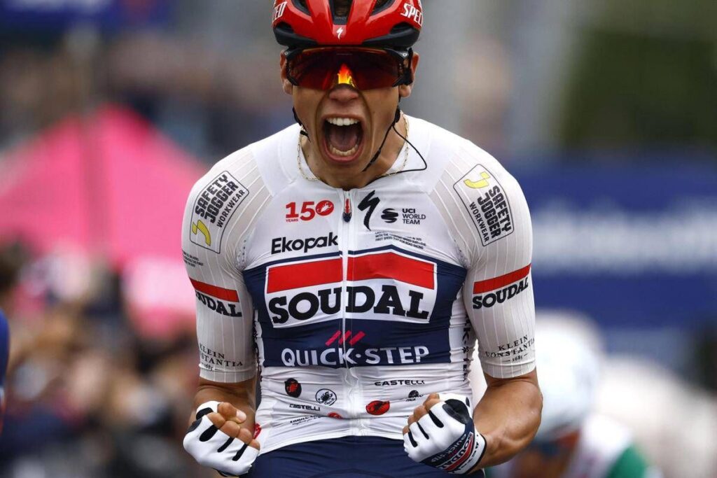 Giro d’Italia, prima tappa in volata a Magnier. Caduta di gruppo in vista del traguardo