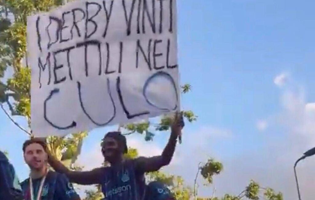 “I derby mettili nel c…”: Procura Figc apre fascicolo su striscione anti-Milan di Thuram nella festa scudetto dell’Inter