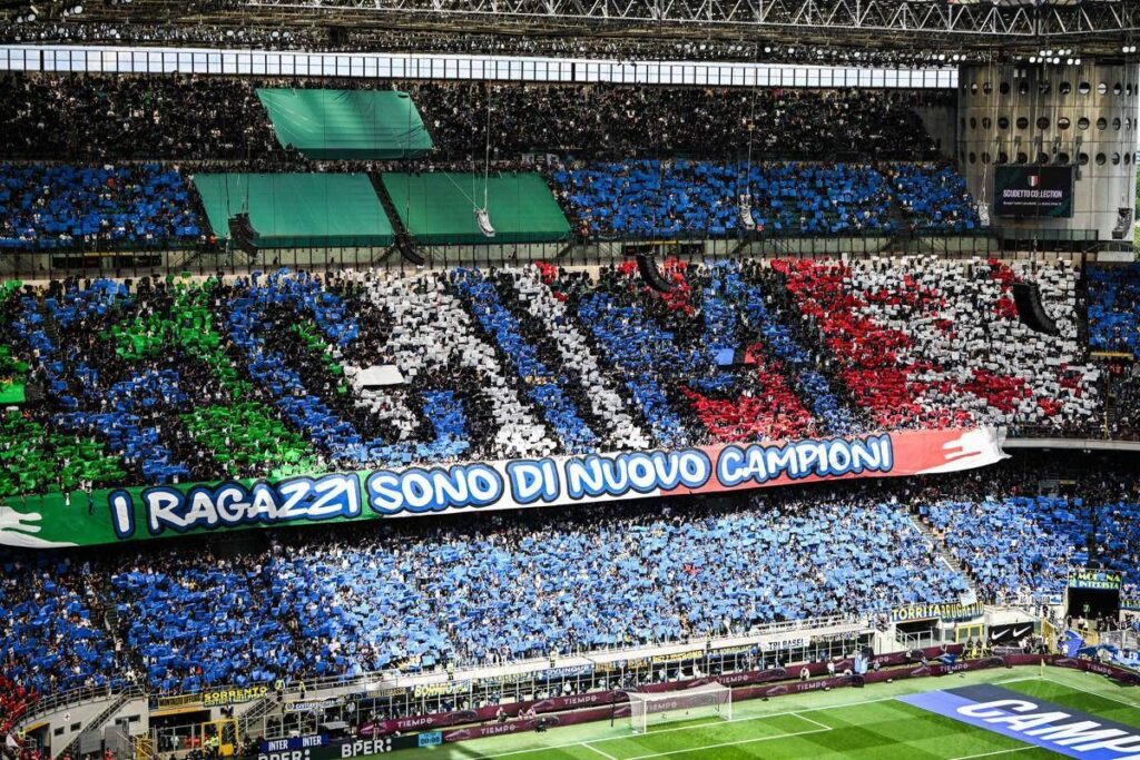 Inter, parte la festa scudetto: coppa ai nerazzurri, poi sfilata con bus scoperto a Milano – Diretta